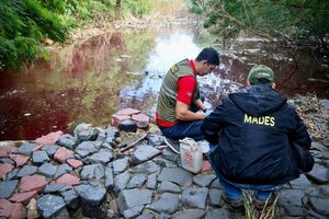 Arroyo Jaén de Asunción se encuentra teñido en rojo - trece