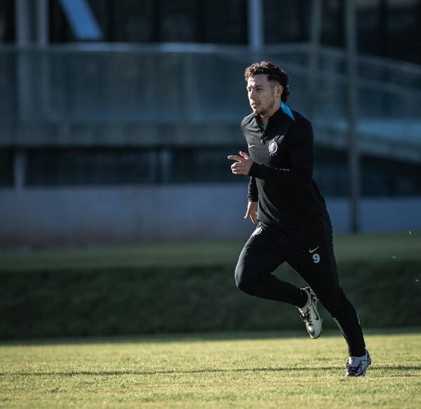 Carlos Sebastián Ferreira: El “9” que vuelve a casa con sed de revancha - Olimpia - ABC Color
