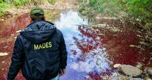 La Nación / Fiscalizadores del Mades investigan coloración del arroyo Jaén