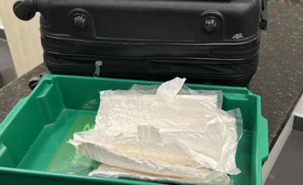 Detienen a paraguayo en aeropuerto de Foz con cocaína