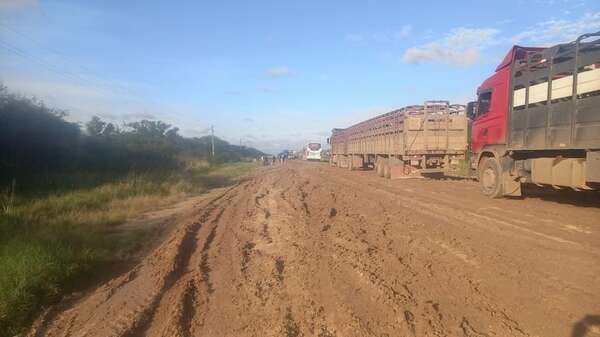 Varios vehículos quedan varados en tramo Pozo Colorado - Concepción tras lluvias  - Nacionales - ABC Color