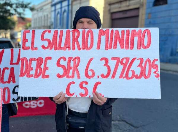 Salario Mínimo: Trabajadores insisten en un mayor reajuste - Economía - ABC Color