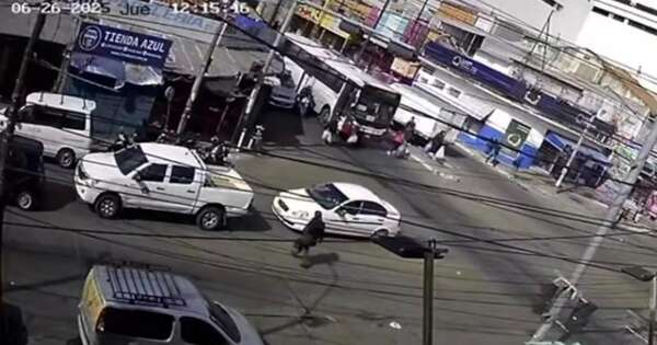 Diario HOY | Hombre de 73 años muere arrollado por un bus en zona del Mercado 4