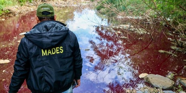 Arroyo Jaén tiñó de rojo: denuncian posible contaminación industrial - ADN Digital