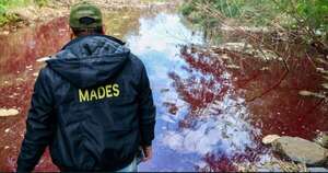 La Nación / Investigan agua roja en arroyo