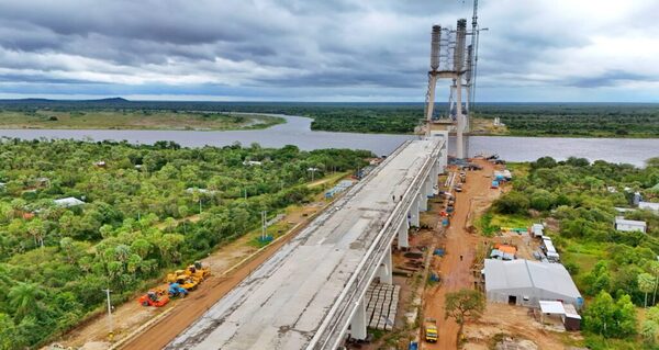 El Puente de la Bioceánica sobre el río Paraguay cerrará junio con un 79 % de avance