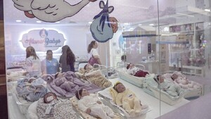 Mamás de bebés falsos piden bautizar a sus hijos