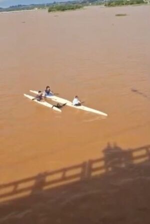 (VIDEO) Heróico: Deportistas de canotaje salvaron a una mujer que se lanzó al río mientras practicaban