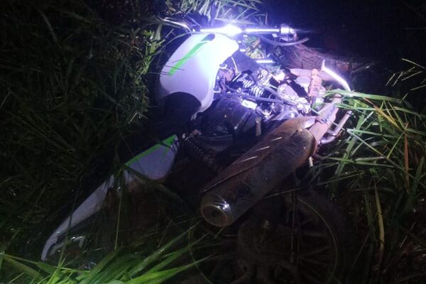 Tras persecución, ladrones abandonan motocicleta robada