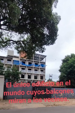 Denuncian que balcones de edificio dan directamente hacia la propiedad de sus vecinos - San Lorenzo Hoy