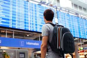 Qué llevar en la mochila de mano en el avión: la lista esencial de los viajeros frecuentes - Viajes - ABC Color