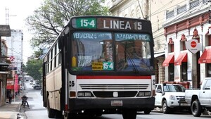 Micro con pasajeros a bordo quedó sin frenos y asustó al rollo en San Antonio