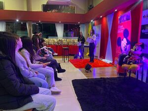 Adolescentes celebran su despedida rumbo a Disney con Exel Turismo