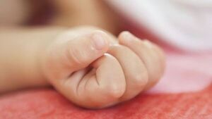 Muerte de beba fue por broncoaspiración: Investigarán responsabilidad de los padres