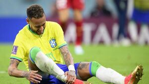 Raphinha sale en defensa de Neymar