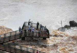 Crecida da paso a un gran espectáculo de agua en las Cataratas del Yguazú - La Clave