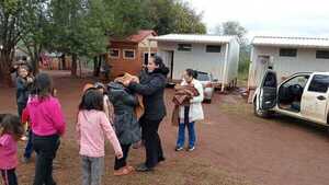 Entregan ponchos a alumnos de comunidades indígenas de Itapúa