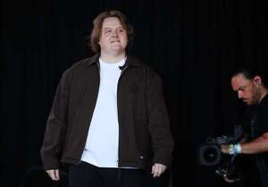Lewis Capaldi vuelva a Glastonbury dos años después de su crisis en el mismo escenario - Música - ABC Color