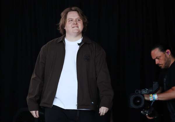 Lewis Capaldi vuelva a Glastonbury dos años después de su crisis en el mismo escenario - Música - ABC Color