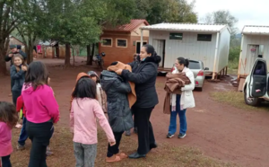 Gesto solidario en Itapúa: Reparten ponchos a alumnos de comunidades indígenas