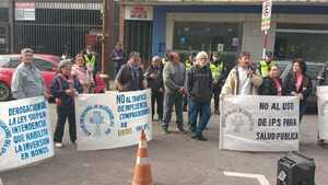 Mitín al estilo San Juanazo en IPS: “Medicamentos ñembofalta” y “Asegurado ñembohory”