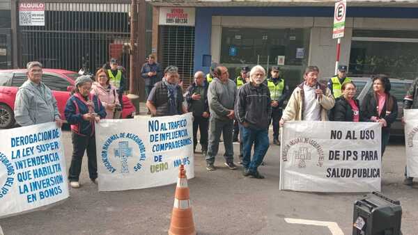 Mitín al estilo San Juanazo en IPS: “Medicamentos ñembofalta” y “Asegurado ñembohory”