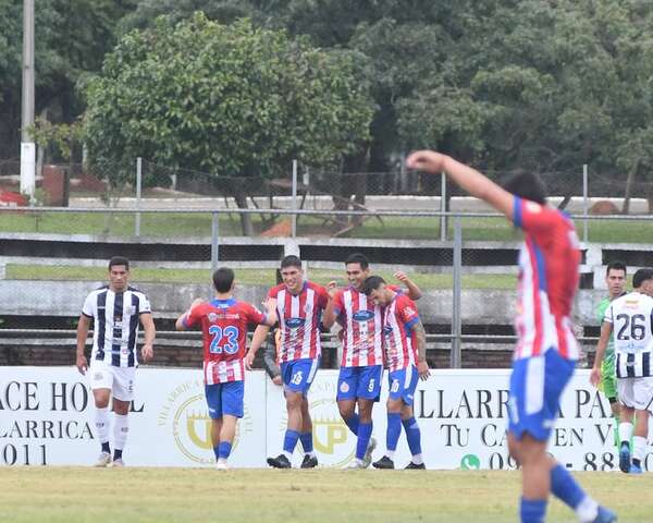 Pastoreo festeja en Villarrica y escala en la clasificación - Fútbol de Intermedia - ABC Color