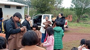 Regalan ponchos a niños indígenas para que no se engripen