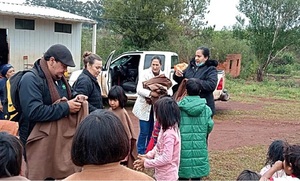 Entregaron ponchos a niños indígenas para protegerlos del frío en Itapúa - OviedoPress