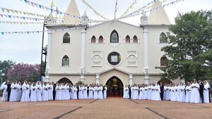 Casi 100 parejas se unen en matrimonio en una emotiva ceremonia religiosa