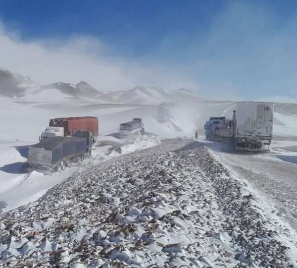 Video: camioneros paraguayos están varados en Chile por heladas - Nacionales - ABC Color