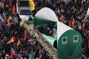 Irán celebra un multitudinario funeral de militares y científicos muertos en la guerra - Mundo - ABC Color