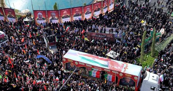 La Nación / Irán celebra multitudinario funeral por militares y científicos muertos en ataques de Israel