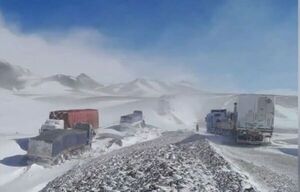 ¡Camioneros paraguayos atrapados en la nieve de Chile!