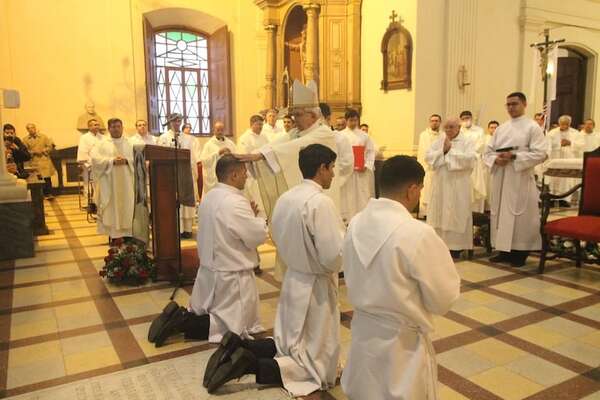 Cardenal Adalberto Martínez ordena a nuevos diáconos transitorios - Nacionales - ABC Color