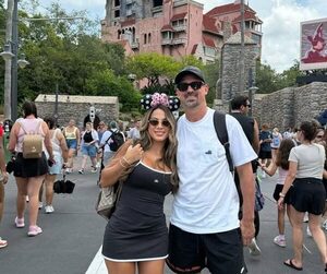 Jonathan Santana y su doña pasean cuerpito por Disney en yankilandia