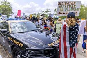 Masiva protesta contra cárcel migratoria ‘Alligator Alcatraz’ en vísperas de su apertura - Mundo - ABC Color