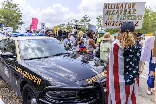 Masiva protesta contra cárcel migratoria ‘Alligator Alcatraz’ en vísperas de su apertura - Mundo - ABC Color