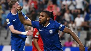 Ni la tormenta, ni Di María detienen al Chelsea en un partido de cuatro horas y media