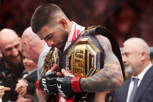 Versus / Topuria aplasta a Oliveira y es doble campeón de UFC