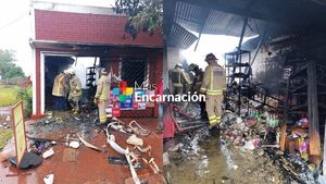 Incendio consume local comercial en Nueva Alborada