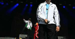 La Nación / Los raperos Kneecap desafían las críticas en Glastonbury
