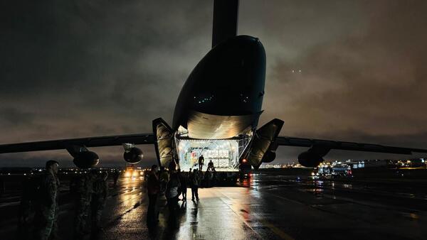 Gran avión de Estados Unidos trae importante donación para lucha contra incendios
