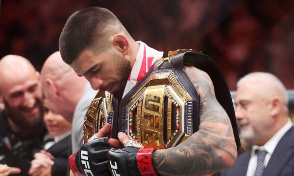 Topuria aplasta a Oliveira y es doble campeón de UFC