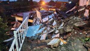 Susto en el Bañado: una muralla se derrumbó sobre una vivienda  - Nacionales - ABC Color