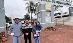 Niño tiene una goma atascada en la nariz