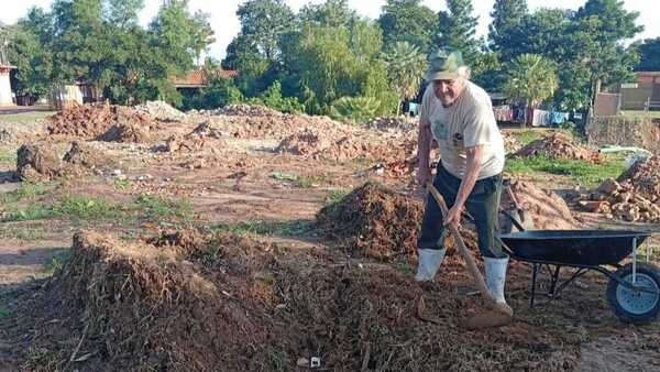 Con pala y corazón: Jubilado transforma la orilla del río en Concepción