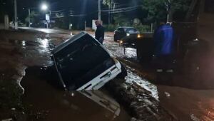 Camioneta fue tragada por un gran bache en San Antonio - Nacionales - ABC Color