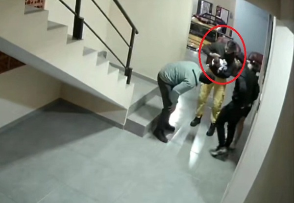 ¡Héroe! Bombero salva la vida a recién nacida que se estaba asfixiando | Unicanal