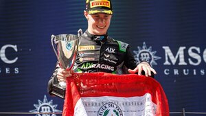 Joshua Duerksen y la bandera de Paraguay nuevamente en el podio, esta vez en el GP de Austria